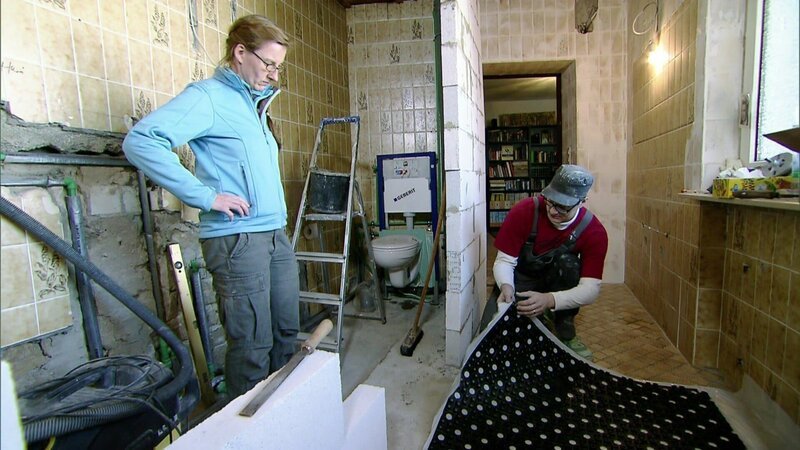 Sebastian, Romy und ihre Kinder Hannes und Jenny haben ein altes Weingut gekauft und renoviert. – Bild: RTL II