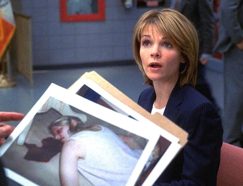 Eames (Kathryn Erbe) ermittelt in einem Mordfall: Hat ein Familienvater seine Kinder und seine Ehefrau erschlagen und danach Selbstmord begangen? – Bild: VOX