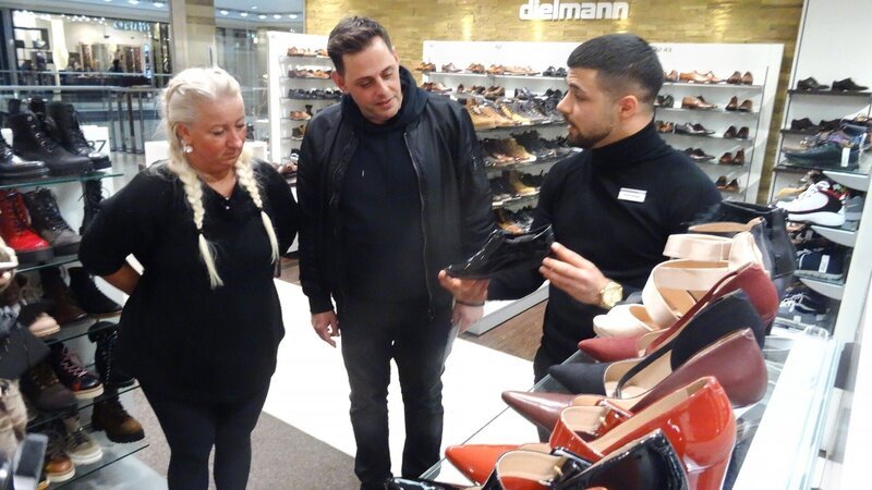 V.l.: Kandidatin Silke, Shoppingbegleitung Ivica und Verkäufer. – Bild: RTL /​ Constantin Ent.