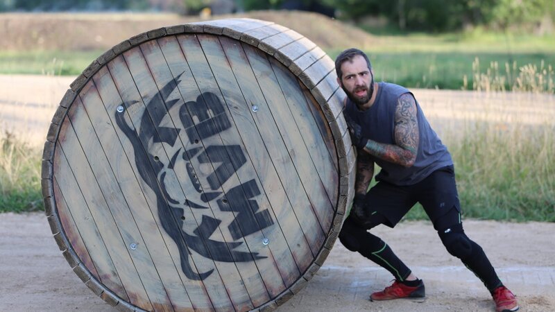 Jesse during log challenge – Bild: Discovery Channel /​ Photobank 36875_ep105_017 /​ Discovery Communications, LLC