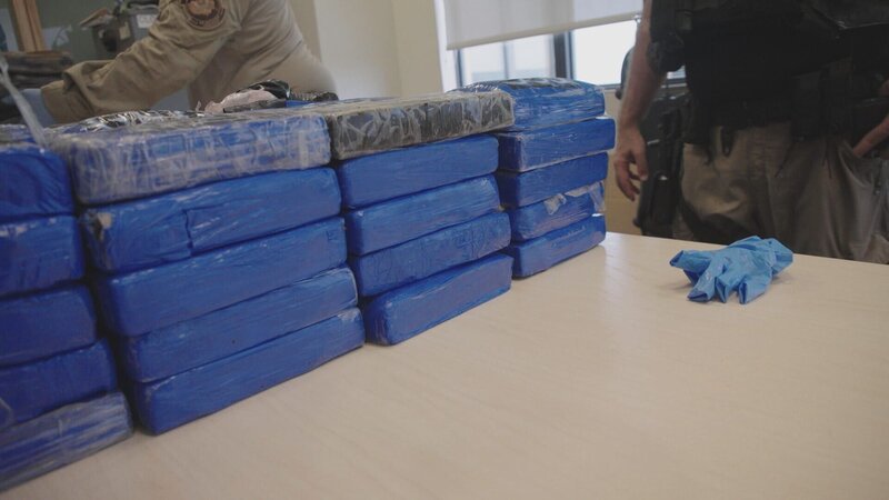 CBP-AMO-Agenten bearbeiten alle gefundenen Schmuggelware. (Lucky 8 TV/​Sharon Manente) – Bild: Lucky 8 TV/​Sharon Manente