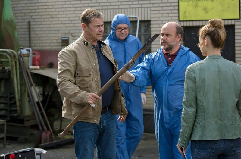 Haben Nina (Julia Schäfle, r.), Finn (Sven Martinek, l.) und Strahl (Christoph Tomanek, 2.v.r. mit Komparse) die Tatwaffe gefunden? – Bild: WDR/​ARD/​Georges Pauly