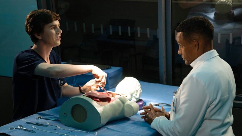 Freddie Highmore (Shaun Murphy), Hill Harper (Marcus Andrews) – Bild: PLURIMEDIA (3AD /​ ABC Studios /​ EnterMedia Content See)