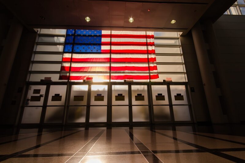 Beim Zoll kommt ein Paket an, doch der Inhalt überrascht: Statt den erwarteten Elektroteilen finden die Beamten darin Waffen. – Bild: Seven Network (Australia)