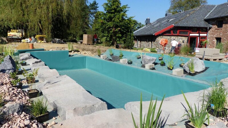 Ein naturnaher Schwimmteich macht erheblich mehr Arbeit als ein Fertig-Pool. – Bild: MG RTL D /​ La Paloma TV GmbH