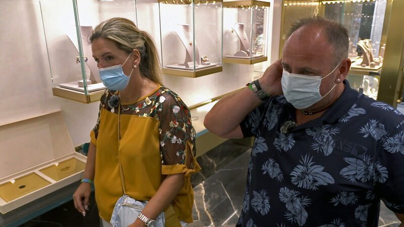 Sascha Fingerhuth hat seinen Ehering verloren – das führt erstmal zu schlechter Stimmung. In Venedig soll mit Hilfe seiner Frau ein neuer gefunden werden.. – Bild: RTLZWEI