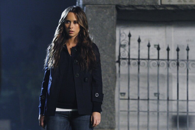 Serena, ein junges Mädchen aus Neds Klasse, wird von einem Geist heimgesucht. Melinda (Jennifer Love Hewitt) versucht den Grund dafür herauszufinden … – Bild: ABC Studios