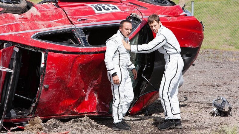 Alex (Vinzenz Kiefer) hat Semir (Erdogan Atalay) aus dem Autowrack gezogen. – Bild: RTL