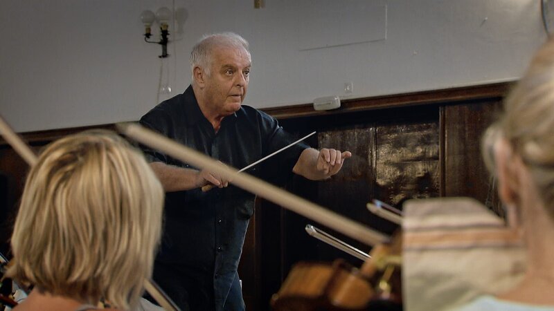 Daniel Barenboim dirigiert das West Eastern Divan Orchestra. – Bild: accentus music/​BR/​WDR
