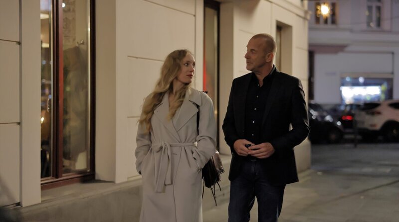 Ein paar Tage vor Yvonne Gaspers (Katharina Heyer, l.) Verschwinden hatten sie und Ingo Thiel (Heino Ferch, r.) ein Date. War er der letzte, der sie lebend gesehen hat? – Bild: ZDF und MARQ RILEY