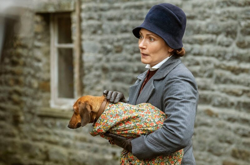 Mrs Hall (Anna Madeley) – Bild: WDR/​Playground Television UK Ltd & all3media international