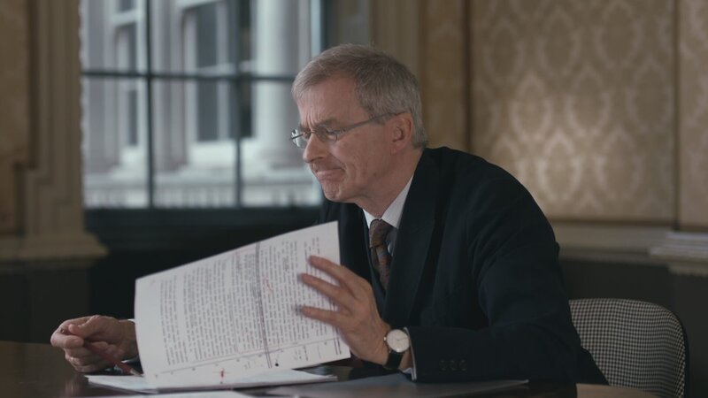 Experte Patrick O’Connor befasst sich mit dem Fall. Sein Verdacht: Der Richter hat die Geschworenen mit seiner Abschlussrede beeinflusst. – Bild: Honorarfrei – nur für diese Sendung bei Nennung ZDF und Mindhouse Productions.