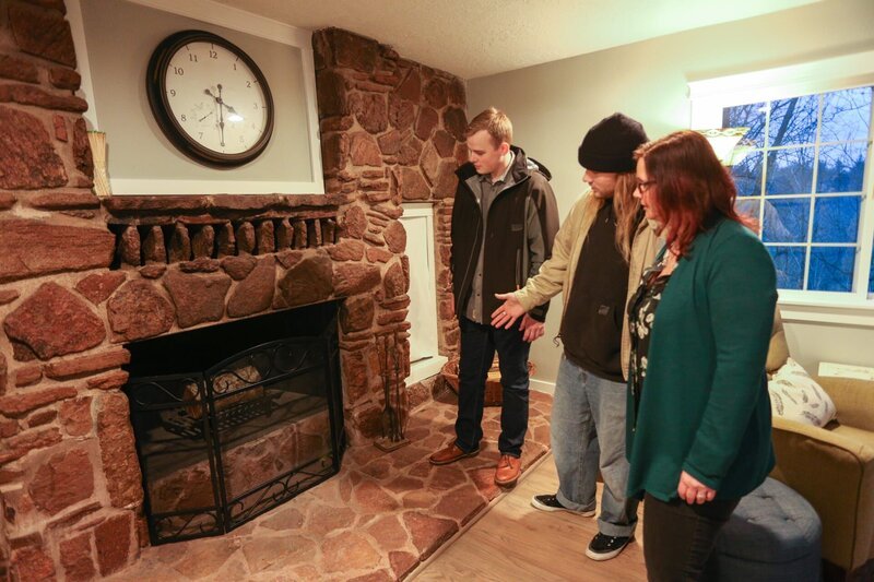 As seen on HGTV’s Mountain Life, homebuyers Denise and Justin love the stone fireplace in the Green Field House in Corbett, Oregon. – Bild: tv25