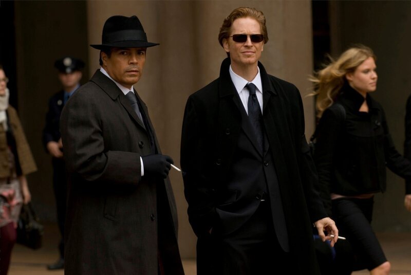 (l-r) Esai Morales als Joseph Adams, Eric Stoltz als Daniel Graystone – Bild: Carole Segal /​ Episodic /​ Die Verwendung ist nur bei redaktioneller Berichterstattung im Rahmen einer Programmankündigung ab 2 Monate vor der ersten Auss /​ © 2009 Universal Network Television LLC/​Syfy