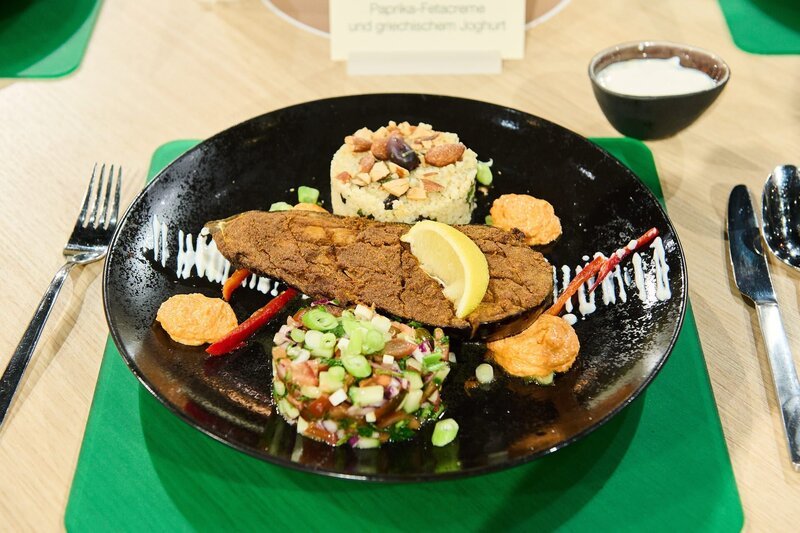 Das „Küchenschlacht“-Gericht Ofen-Aubergine mit Bulgur, Gurken-Tomaten-Salat, Paprika-Fetacreme und griechischem Joghurt – vegetarisch von Christina „Kitty“ Geuking – Bild: ZDF und Gunnar Nicolaus