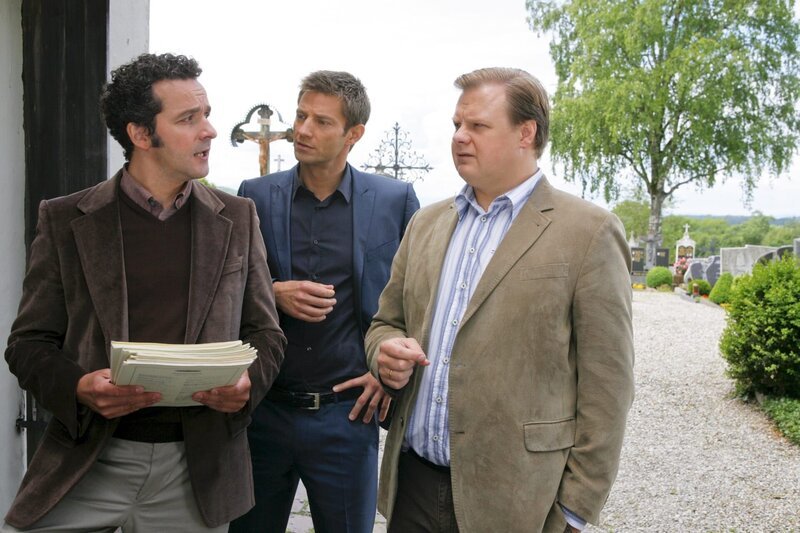Als die Kommissare Hartl (Michael A. Grimm, r.) und Hansen (Igor Jeftic, m.) herausfinden, dass Wegmann (Fritz Peter Barth, l.) eine Affäre mit der Ehefrau des Opfers hatte, gerät dieser unter dringenden Tatverdacht. – Bild: ORF/​ZDF/​Christian A. Rieger