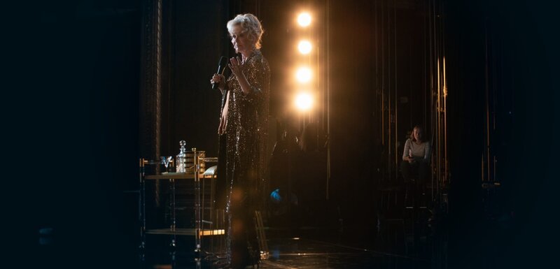 Ava (Hannah Einbinder, im Hintergrund) hat neue Witze für Deborahs Show geschrieben und fiebert dem Moment entgegen, in dem die gefeierte Comedian (Jean Smart) ihre Pointen vor Publikum präsentiert. – Bild: HBOMax /​ ZDF