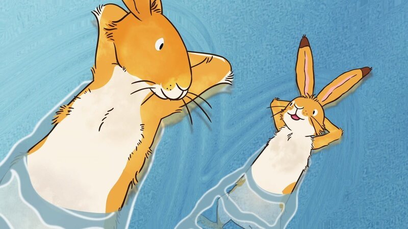 Der große Hase und der kleine braune Hase schwimmen im Fluss, um sich etwas abzukühlen. – Bild: KiKA/​SLR Productions Australia Pty.Ltd./​Scrawl Studios Pte Ltd./​hr/​ARD