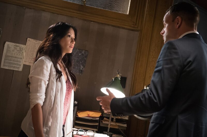 On left: Joan (Lucy Liu, M.) and on right Sherlock (Jonny Lee Miller). – Bild: CBS Studios