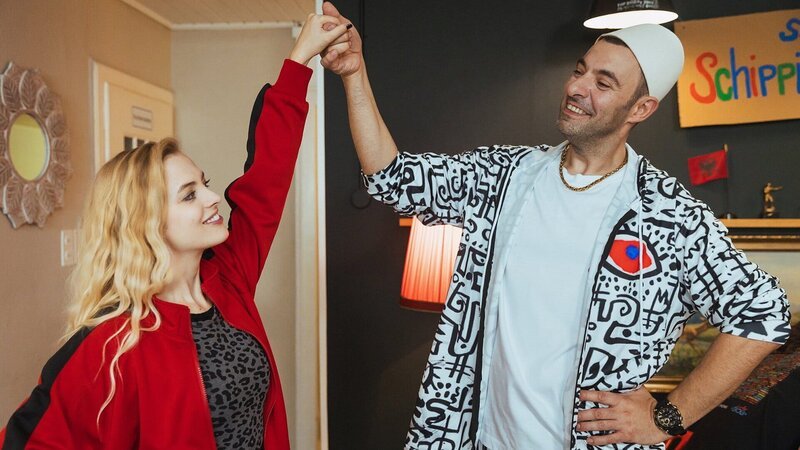 Te Berberi Folge 7 – DN-Haar Darf ich bitten: Elena Flury als Ana, Vedat Bajrami als Rocki – Bild: SRF/​Salvatore Vinci
