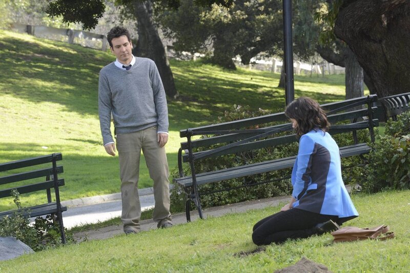 Als Robin (Cobie Smulders, r.) im Central Park nach einem Medaillon sucht und es nicht mehr finden kann, eilt ihr Ted (Josh Radnor, l.) zu Hilfe, während sich Lily und Marshall auf den Umzug nach Rom vorbereiten … – Bild: ProSieben