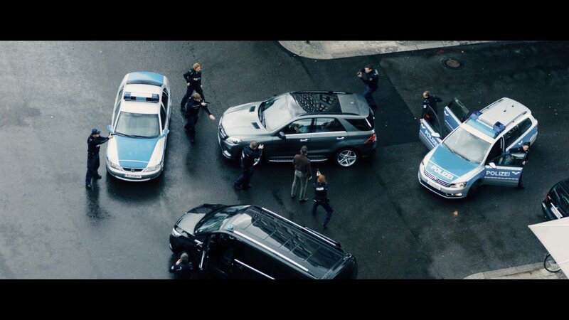 „Steig. Nicht. Aus!“, Auf dem Weg zur Arbeit bringt der Berliner Bauunternehmer Karl Brendt seine Kinder Josefine und Marius zur Schule. Der Anruf eines Unbekannten ändert schlagartig alles: Im Auto befindet sich eine Bombe. Wer aussteigt, löst die Sprengfalle aus. Wenn Karl nicht in kürzester Zeit eine große Geldsumme beschaffen kann, wird der Erpresser den Wagen in die Luft sprengen. Als Simone Brendt fürchtet, dass ihr Mann ihre Kinder entführt hat, eröffnet die Polizei die Jagd auf Karl.  SENDUNG: ORF eins – SO – 30.08.2020–22:10 UHR. – Veroeffentlichung fuer Pressezwecke honorarfrei ausschliesslich im Zusammenhang mit oben genannter Sendung oder Veranstaltung des ORF bei Urhebernennung. – Bild: ORF „Steig. Nicht. Aus!“, Auf dem Weg zur Arbeit bringt der Berliner Bauunternehmer Karl Brendt seine Kinder Josefine und Marius zur Schule. Der Anruf eines Unbekannten ändert schlagartig alles: Im Auto befindet sich eine Bombe. Wer aussteigt, löst die Sprengfalle aus. Wenn Karl nicht in kürzester Zeit eine große Geldsumme beschaffen kann, wird der Erpresser den Wagen in die Luft sprengen. Als Simone Brendt fürchtet, dass ihr Mann ihre Kinder entführt hat, eröffnet die Polizei die Jagd auf Karl.  SENDUNG: ORF eins – SO – 30.08.2020–22:10 UHR. – Veroeffentlichung fuer Pressezwecke honorarfrei ausschliesslich im Zusammenhang mit oben genannter Sendung oder Veranstaltung des ORF bei Urhebernennung. – Bild: ORF