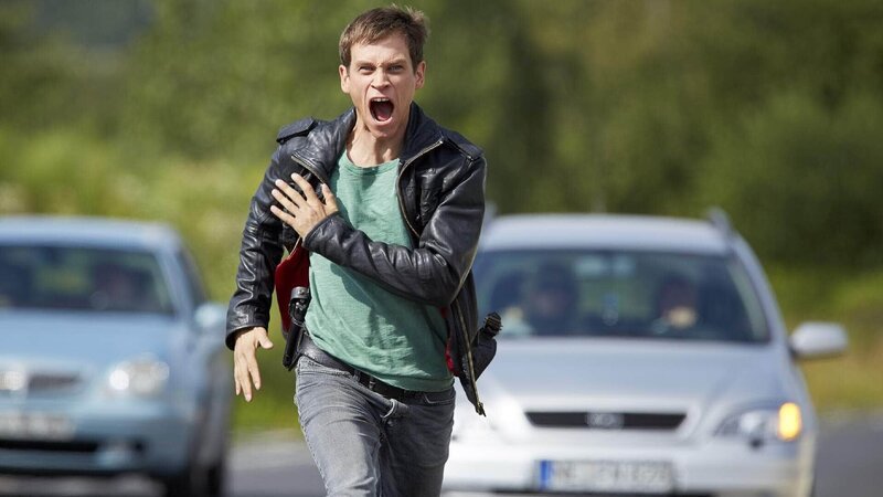 Alex (Vinzenz Kiefer) erkennt, dass der verunglückte LKW jeden Moment explodieren kann … – Bild: MG RTL D /​ Guido Engels