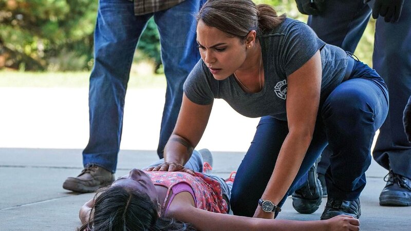 Mädchen (Vanessa Lynch, liegend), Gabriela Dawson (Monica Raymund), – Bild: TVNOW /​ NBC Universal