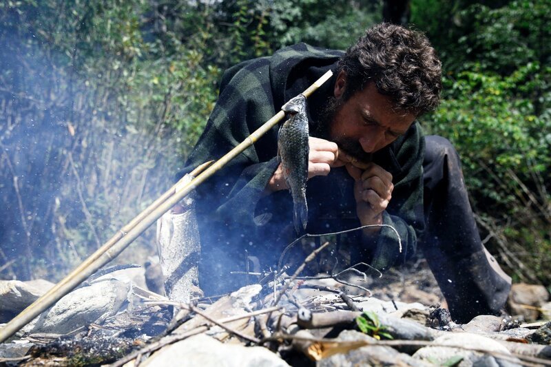 Josh James grilling the fishes he caught. – Bild: Discovery Communications