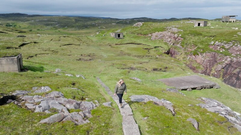 Militärhistorikerin Sarah-Louise Miller erkundet Loch Ewe in den nordwestlichen Highlands, Schottland, Vereinigtes Königreich. – Bild: National Geographic
