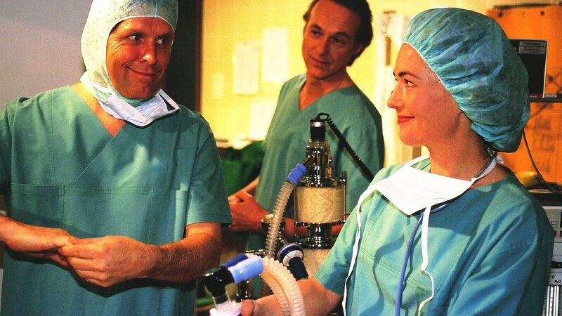 Dr. Stefan Frank (Sigmar Solbach, l.), Dr. Christian Roehrs (Siemen Rühaak) und Dr. Ruth Waldner (Dorothee Reize) werden den kleinen Marc, Susannes Sohn, operieren. – Bild: MG RTL D /​ Elke Werner