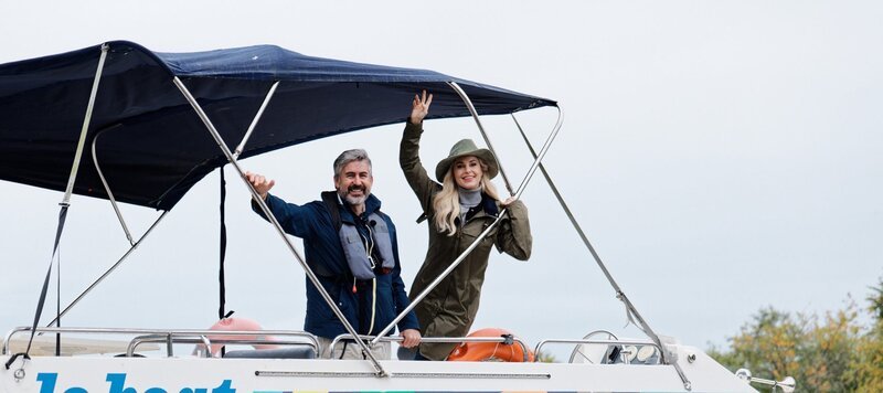Silvia Schneider auf Bootsfahrt auf dem Shannon in Portnumna mit Brian Kirwan. – Bild: ORF/​Silvia Schneider GmbH/​Juraj Melicher