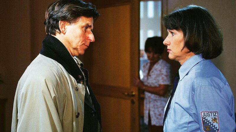 Ulrich (Ulrich Anschütz) macht Jutta (Claudia Loerding) eine Szene, weil sie nicht mehr mit ihm nach Spanien gehen will. – Bild: MG RTL D