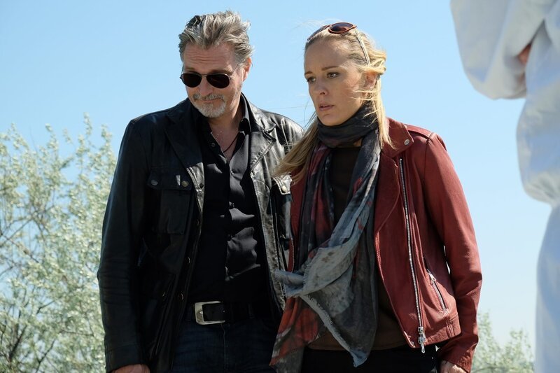 Stefan Jürgens (Carl Ribarski), Lilian Klebow (Penny Lanz). – Bild: ORF/​SATEL-Film/​Petro Domenigg