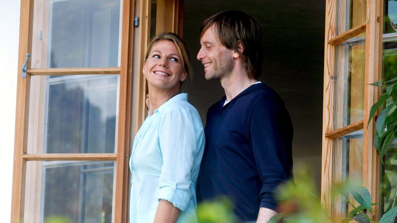 Jan (Julian Weigend) und Valerie (Sophie Schütt) kommen sich auch privat näher. – Bild: ZDF und ORF/​ARD/​Elke Werner