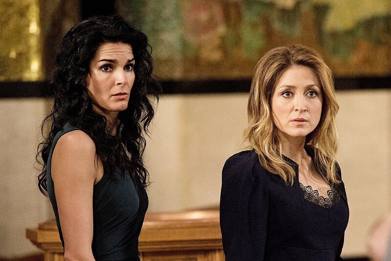 Bei einer Taufe erleben Jane (Angie Harmon, l.) und Maura (Sasha Alexander) eine böse Überraschung nach der anderen. – Bild: TVNOW /​ Warner Bros