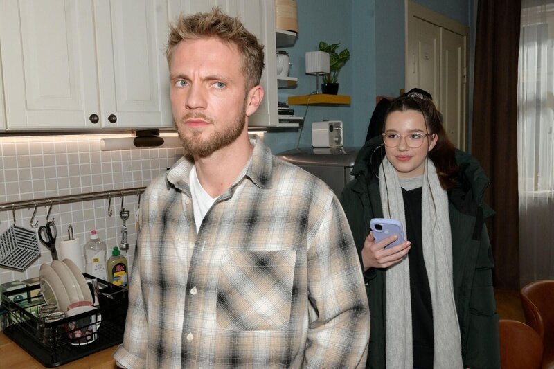 Paul (Niklas Osterloh) versucht mit Vernunft an Kate (Zoé Baillieu) ranzukommen. – Bild: RTL /​ Rolf Baumgartner