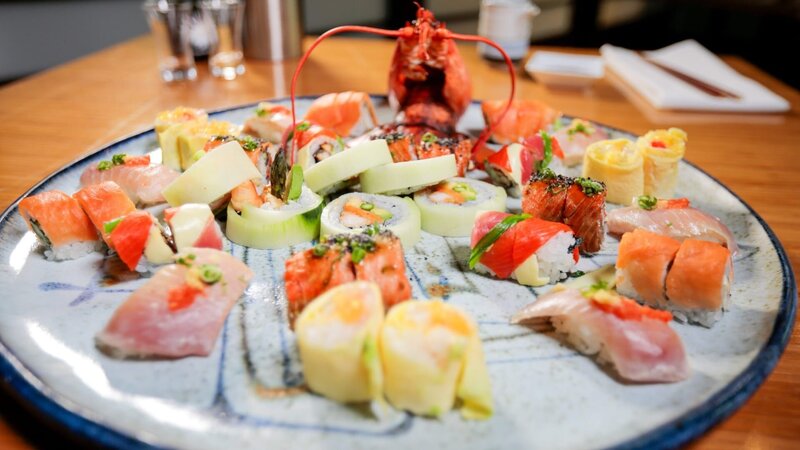 „Tojo’s“ Sortimentsplatte ist eine Krönung der lokalen Meeresfrüchte aus Vancouver. – Bild: ORF/​Warner/​The Travel Channel