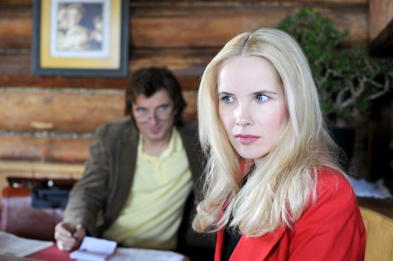 Was weiß Verlagslektor Gerd Fuhrmann (Daniel Doujenis) über Britta Henning (Sylvia Leifheit)? – Bild: ORF/​BEO Film/​Bernd Schuller