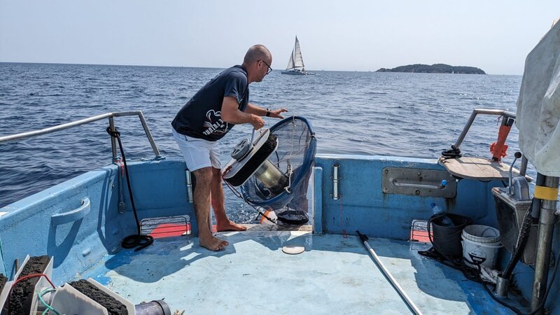 Der Fischer wirft das Netz ins Meer – Bild: Curiosity Channel Der Fischer wirft das Netz ins Meer – Bild: Curiosity Channel