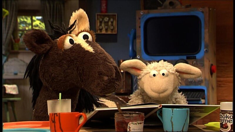 Endlich! Das von Wolle und Pferd ungeduldig erwartete neueste Buch von „Manfred die Astronautenmaus“ ist da. Aber wer darf das Buch zuerst lesen? – Bild: NDR/​Studio Hamburg