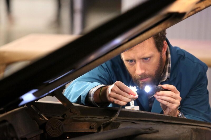 Während seine Kollegen die verkohlte Leiche untersuchen, untersucht Hodgins (T.J. Thyne) den völlig ausgebrannten Wagen. – Bild: Fox and its related entities
