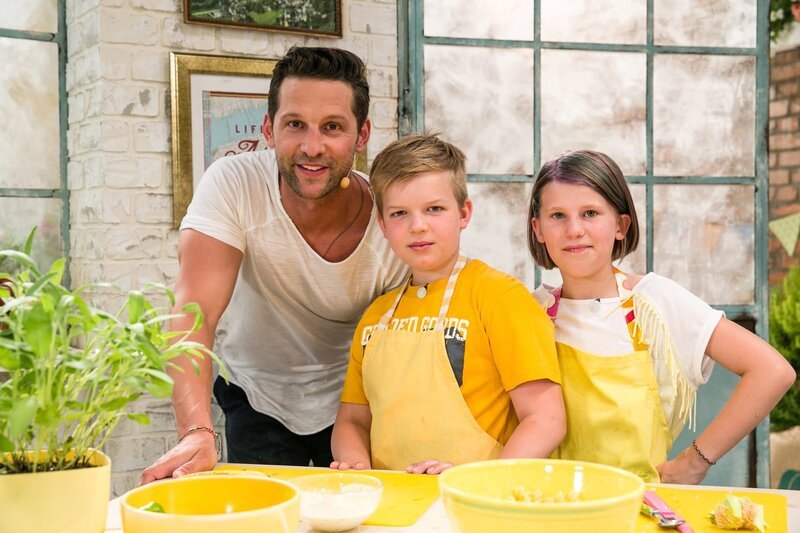 Fernsehkoch und Moderator Alexander Kumptner bereitet mit Team „Gelb“ einen Nudelsalat zu. – Bild: ZDF/​Rene Rothkopf