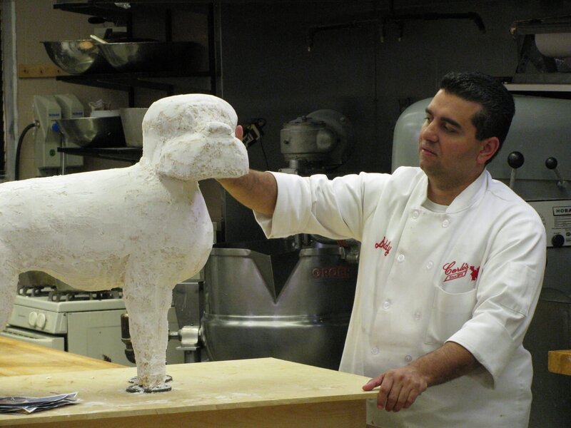 Pizza Cake and James the Dog Cake. Buddy with the dirty iced James the Dog cake. – Bild: Discovery Communications, Inc.