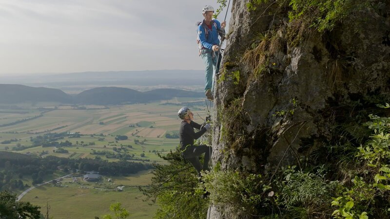 v.li.: Michael Prinner und Heli Putz begehen den Matthias Prinner-Klettersteig. – Bild: ServusTV /​ Two Niks Film /​ Nikolaus Strecha