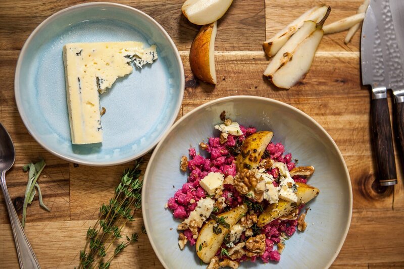 In dieser Folge zeigt Hüttenwirt Michael Kreck aus der Nähe von Oberstdorf seine Käsespätzle. Aus dem Allgäuer Wirtshausklassiker macht Vroni Rote-Bete-Spätzle mit Birnen und Blauschimmelkäse. – Bild: BR/​Sebastian Fery