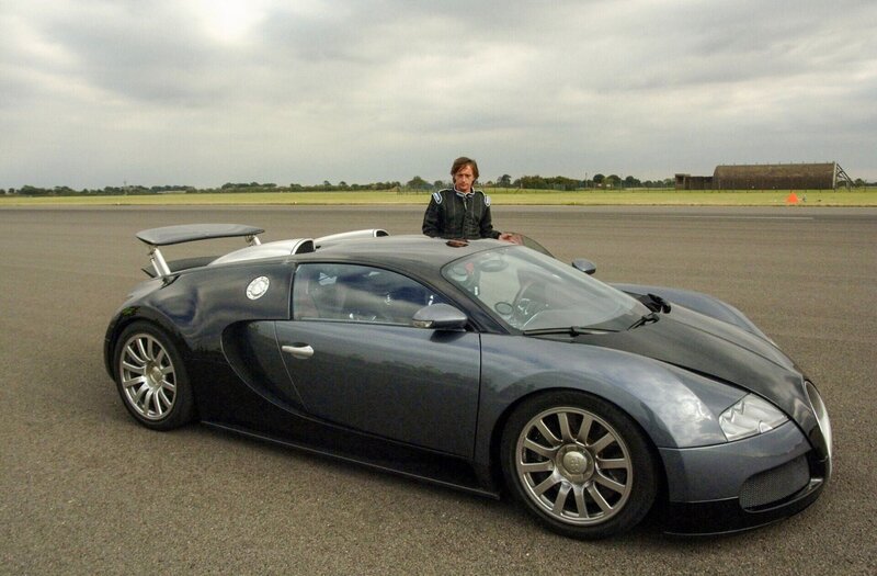 Richard Hammond mit einem Bugatti Veyron. Die Verwendung des sendungsbezogenen Materials ist nur mit dem Hinweis und Verlinkung auf RTL+ gestattet. – Bild: RTL /​ BBC