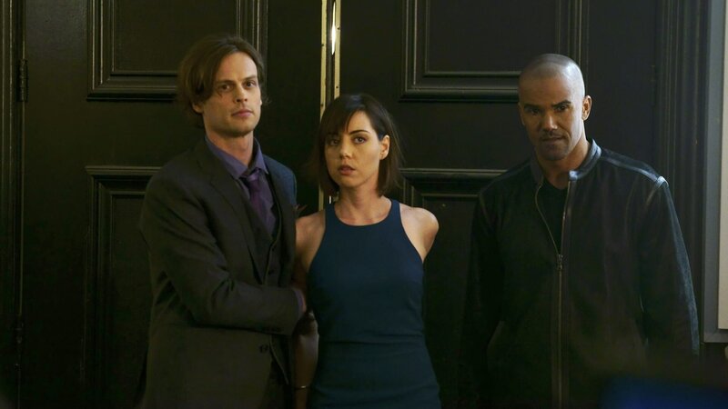 Um das Verbrechersyndikat „Dirty Dozen“ dingfest zu machen, spielt Reid (Matthew Gray Gubler, l.) eine ganz besondere Rolle, doch haben er und Morgan (Shemar Moore, r.) mit Cat Adams (Aubrey Plaza, M.) wirklich die richtige gefasst? – Bild: PLURIMEDIA (ABC Studios /​ Monty Brinton)