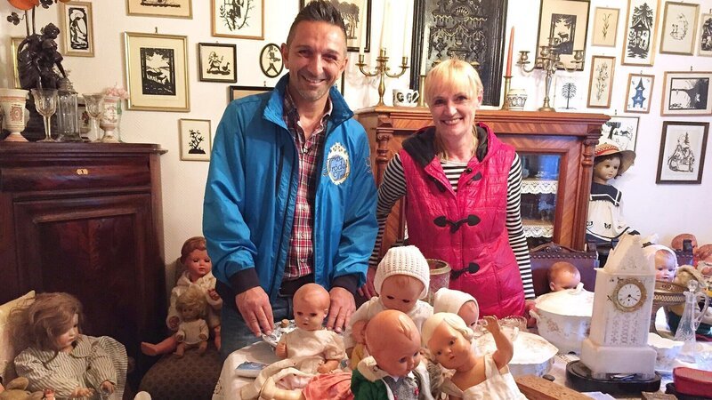 Mauro Corradino mit Puppensammlerin Birgit – Bild: RTL Zwei