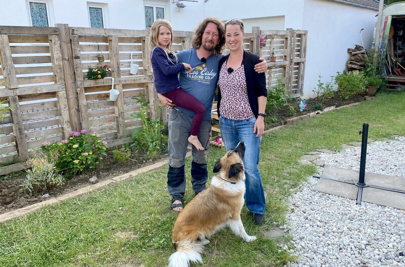 v.l. Bentai Trawinski mit Tochter Marla und Ehefrau Sofie Trawinski und Familienhund. – Bild: WDR/​Imago TV
